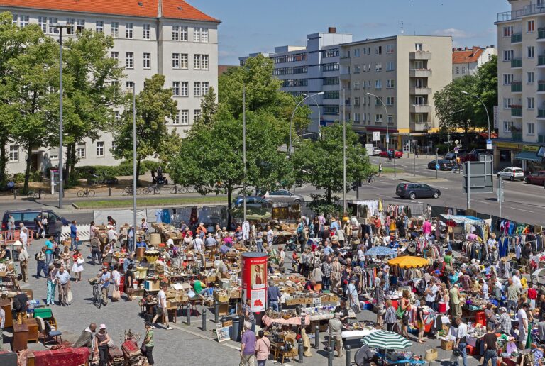 Overdekte vlooienmarkt in de Oostmeerhallen in Berkel en Rodenrijs
